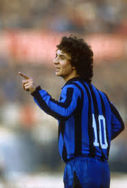 stevevicrn's tweet photo. Cito la mia storica bio:
“… credo nella fantasia di Beccalossi”

il mio primo idolo, la mia prima maglia,
tanti Auguri @Evarbecca 
“Sono Evaristo, scusa se insisto…”
quindi tieni duro e non mollare ⚫️🔵💪

dai ragazzi mandiamo in tendenza
#Beccalossi https://t.co/QThmfp1d4S