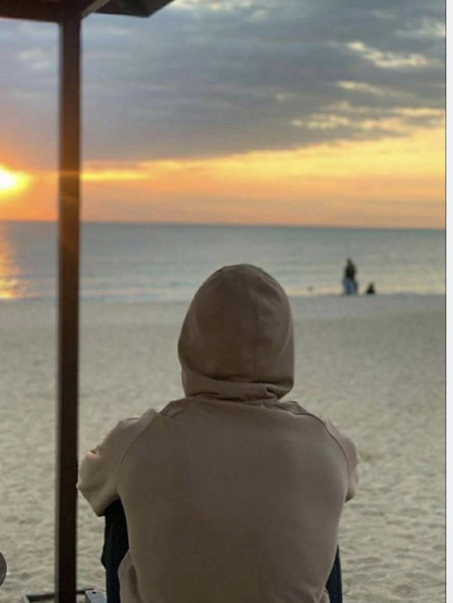 أين أنتِ؟

كتبتها، وأنا أشتاق لتلك الابتسامة…
لذلك الخجل الجميل الذي كان يلوّن نظراتك الحنونة.
“أين أنتِ؟” ليست مجرد كلمات تُقال…
بل هي صرخة من أعماق قلبي، نداءٌ لا يعرف الصمت، لا يهدأ، لا يذبل.

أين أنتِ، حين طرق الفرح بابي،
لكنّه بدا ناقصًا… لأنّ عينيكِ لم تكونا بين الحضور؟