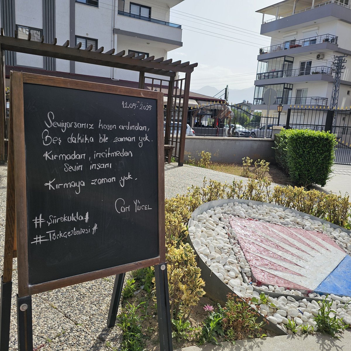 Haftanın Şiiri;Can YÜCEL'den,
Seviyorsanız koşun ardından,
Beş dakika bile zaman yok.
Kırmadan,incitmeden sevin insanı,
Kırmaya zaman yok.
.
.
#ŞiirOkulda
#TürkçeZümresi
<a href="/bahcesehir_k12/">Bahçeşehir Koleji</a> <a href="/ugurludural/">TÜLAY UĞURLUDURAL</a> <a href="/ucannmustafa/">Mustafa UÇAN (Tarih Öğrt)</a> <a href="/fuatcicek15/">Fuat Çiçek</a> <a href="/ftmgms80/">gümüş</a>