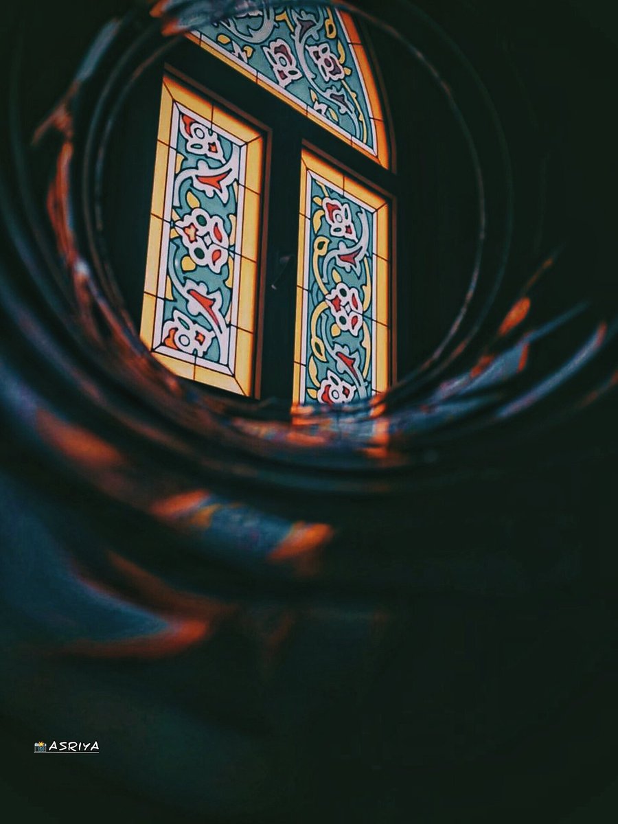 خلف تلك النوافذ 
أنفس من البعد تشتكي 
تترقب الطريق الطويل في لهفة.....

خلف النوافذ
قلب ينهشها الذكريات.... وأمنيات ثكلى تحيا وتموت في صمت

خلف النوافذ
ألف حكاية وحكاية
فلا تغرنكم تلك النوافذ الملونه
 خلف كل نافذه حكايات تدمي القلوب
لــ زهره العدوى