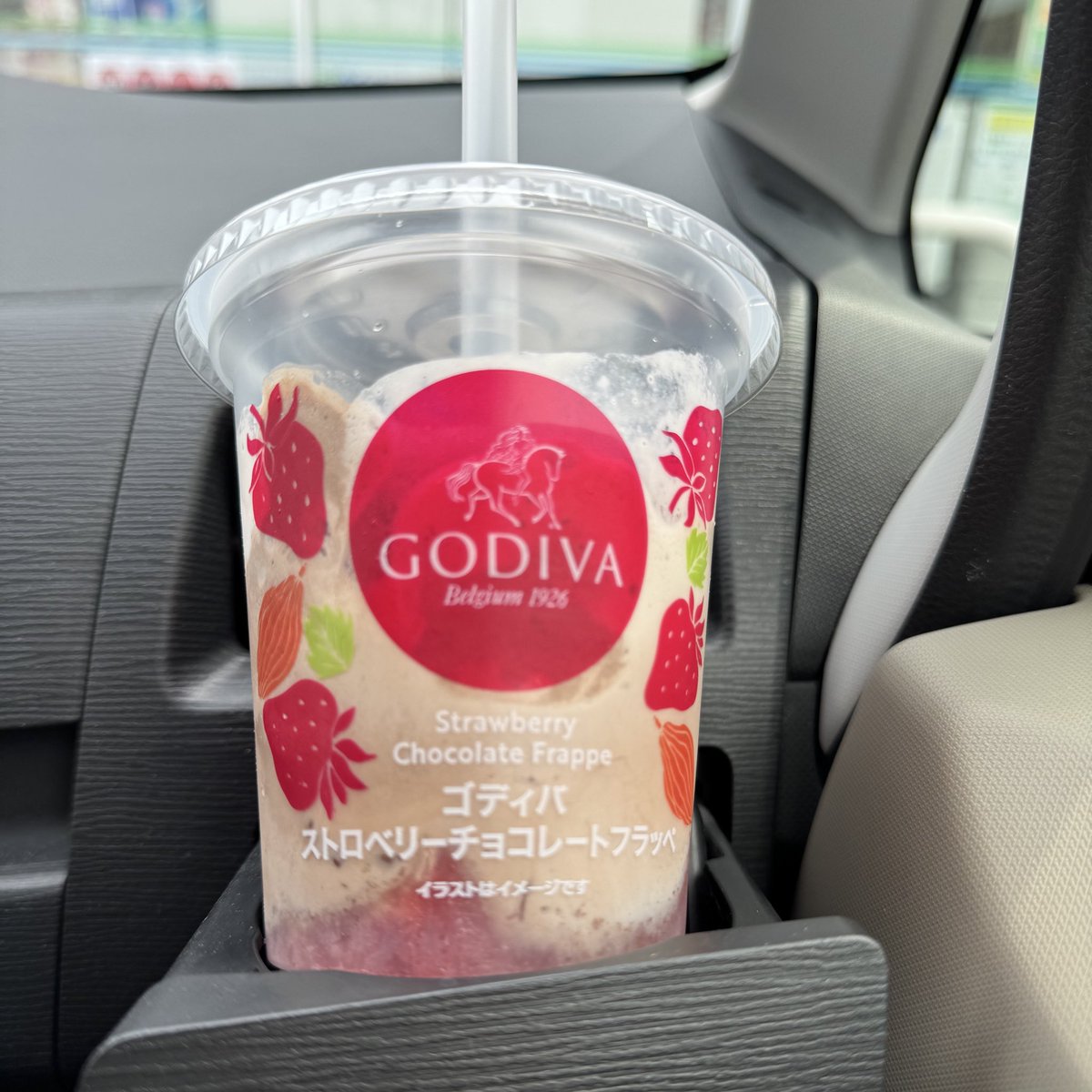 Tried GODIVA frappe while I was out for work. So yummy🤤 #ファミマ