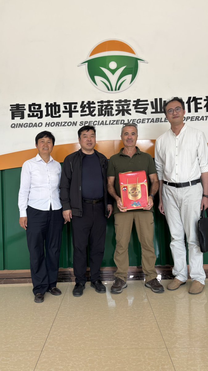 Gustavomaddonni's tweet image. Visitando una cooperativa de productores hortícolas en  Qingdao (China), acompañado por el Profesor Enying Zhang y el profesor Hughes de la dirección de relaciones internacionales del College of Agronomy Qingdao Agricultural University
