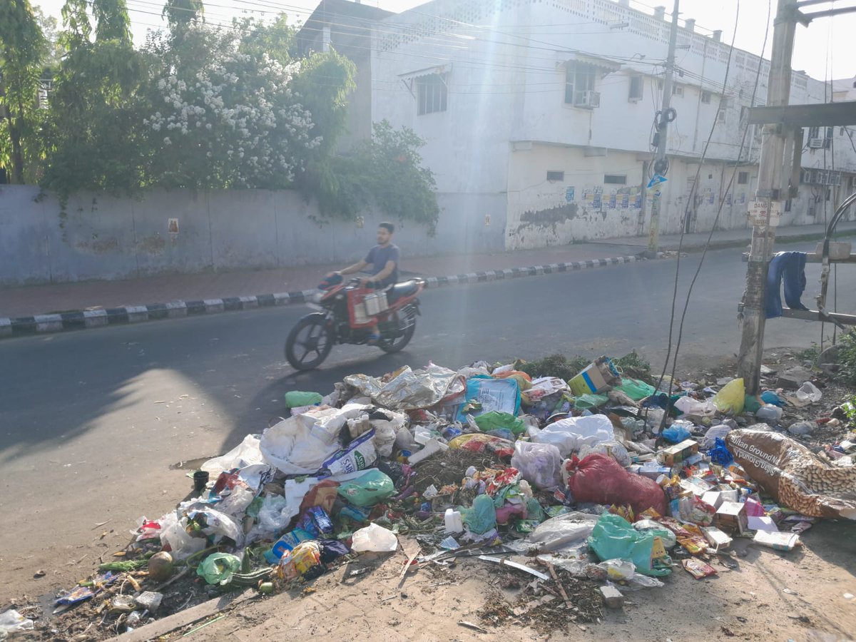 travellingdogra's tweet image. JMC workers used to throw garbage here for the trucks to pick it up and now it has become a routine.People throw,truck comes and pick it up. So its a dump on road and the truck+JCB halt traffic daily here for 10-15 mints.
Location : Devan Breweries Bohri.
@Devansh_IAS @jmcjammu