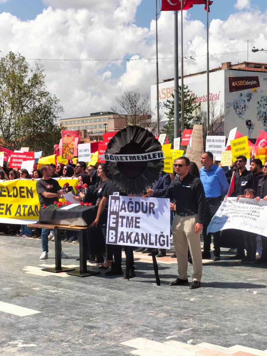 mrvesismn's tweet photo. 2024 KPSS ile 15 bin alımı yetersiz bulan ve bu alımda branş kıyımına uğradığını iddia eden öğretmenler Ulus Meydanı'nda bir kez daha seslerini yükseltti. 

Ek atama gelmediği takdirde oturma eylemine başlayacaklarını belirttiler.

#EkAtama2024YineUlusta https://t.co/BtqT5kuJ0t