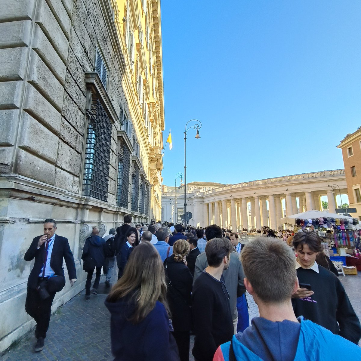 Giornalisti in fila sotto casa del Papa per l'udienza con #LeoneXVI