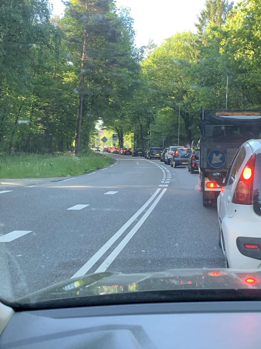 Kan dit niet anders?? Wat een drama op de kruising Boslaan / Boermarkeweg in <a href="/GemeenteEmmen/">Gemeente Emmen</a> om bij het ziekenhuis <a href="/Treantzorg/">Treant</a> te komen 200 meter in 25 minuten.!! #fail