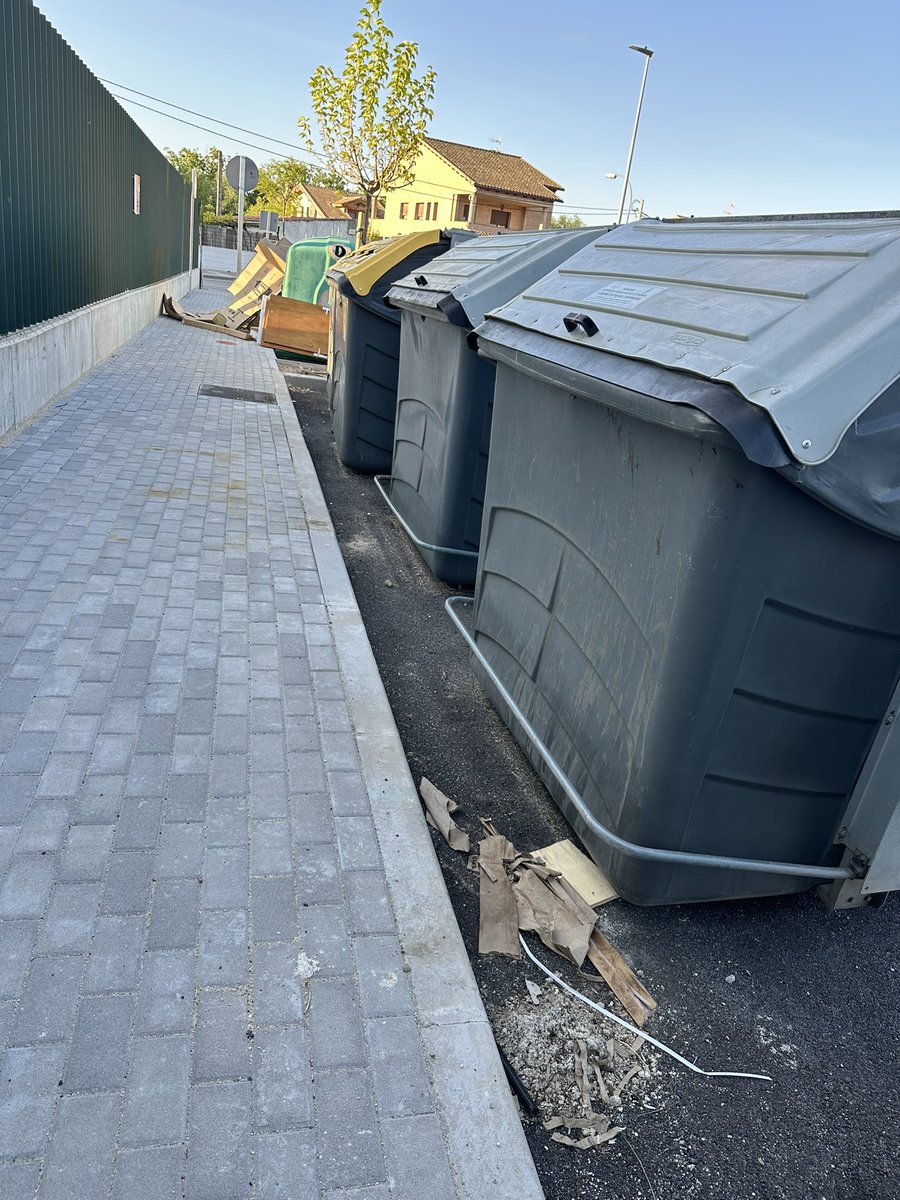 ricardodvg's tweet photo. @Ayto_Guadarrama calle bosque plateado, Guadarrama, por favor, mándale un equipo de limpieza para limpiar la calle. Está pegado a un colegio y vamos a empezar a tener roedores. Gracias https://t.co/fBsubYmkzY