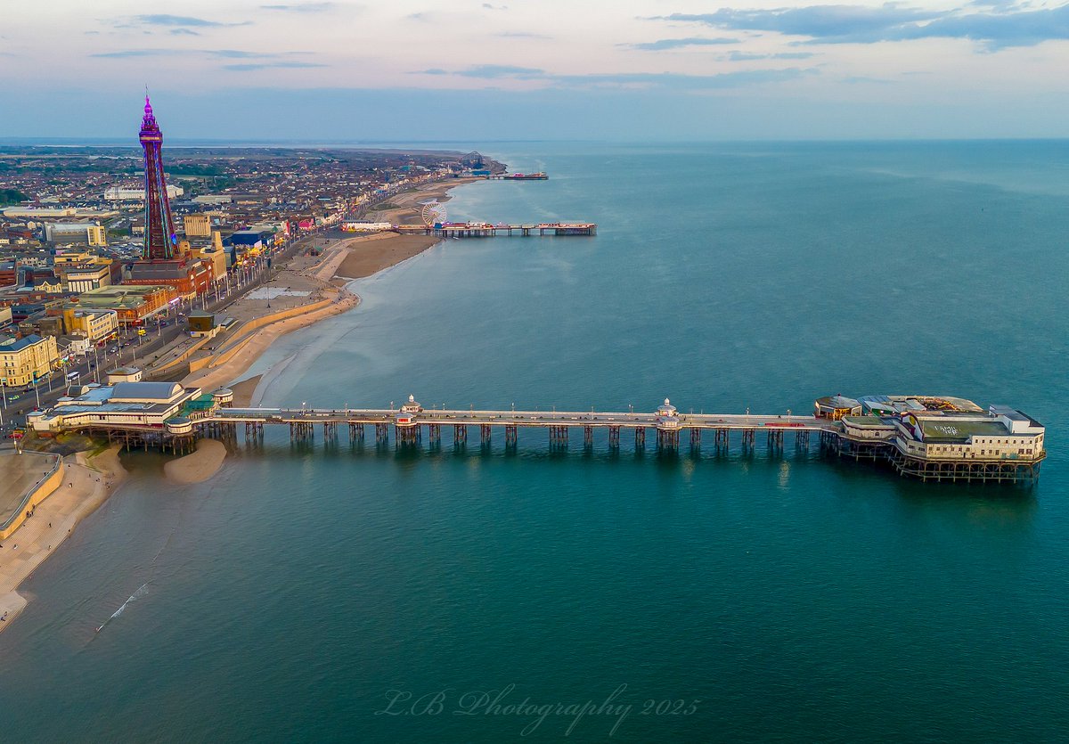 It's a beautiful end to the day here in Blackpool on Saturday. #Blackpool #Blackpooltower #Blackpoolpiers #beautiful #Saturday #bluesea
