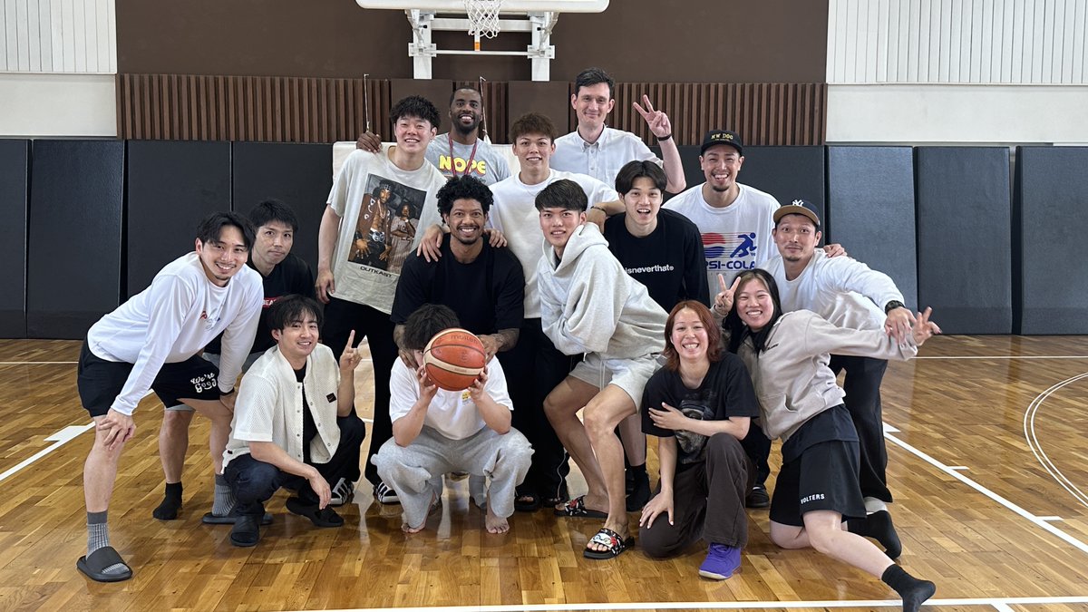 K_VOLTERS's tweet photo. 明日熊本を出発する #タイラー・ラム 選手を、本日、都合がつくメンバーで、GXにてお見送りしました。

華麗な3Pシュートで会場を沸かせたラム選手。

Thank you Lamb!

#熊本ヴォルターズ
#TylerLamb https://t.co/Y2wUZ9E6fU