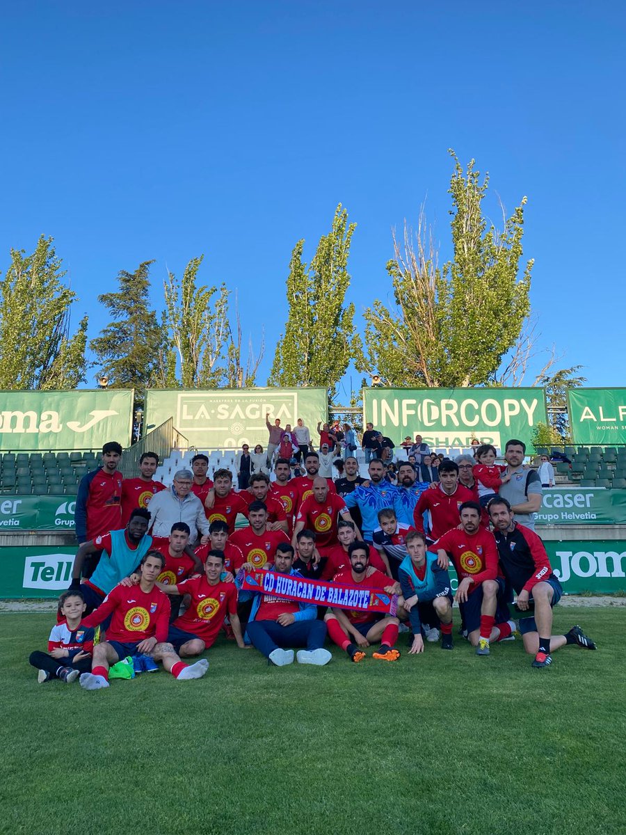 Orgullosos de jugadores y CT que nos han llevado a soñar con un PlayOff, qué cerquita lo tuvimos.Hasta el 1-0 en el 90 el equipo dispuso d ocasiones muy claras para haber abierto el marcador,una pena.
Ahora es tiempo de descansar para volver con más fuerza.
Vamos Huracán!🔴🔵🥁⚽