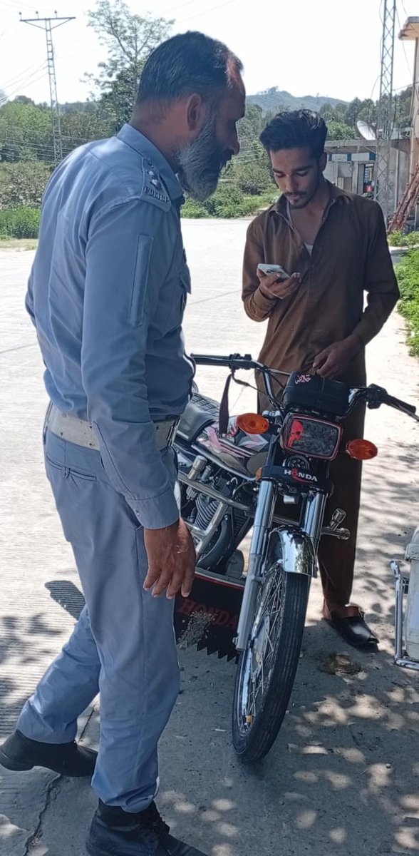 ctprwp's tweet photo. کہوٹہ – نارہ بازار میں ٹریفک قوانین کی خلاف ورزیوں کے خلاف کارروائی
شہریوں سے گزارش ہے کہ قوانین کی پاسداری کریں تاکہ محفوظ اور رواں ٹریفک نظام قائم رکھا جا سکے۔
#CTPRwp #KahutaSector #NaaraBazar #TrafficViolations #Enforcement #RoadSafety #CTOVision https://t.co/GobW3Ijqcs