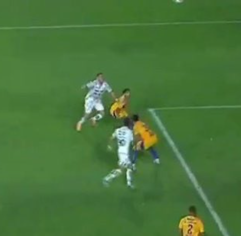 chokogz's tweet photo. @fer_esquivel22 ahí está, en todo caso el brazo extendido contra Aquino debió anular el segundo gol de Necaxa y un penal a favor de Nahuel https://t.co/ZtagpvEMdQ
