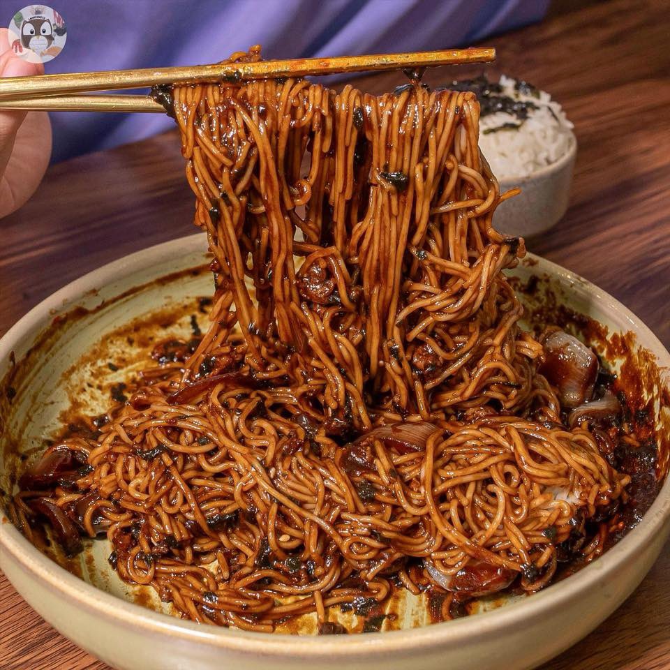 ร้านก๋วยเตี๋ยวเกาหลีสูตรดั้งเดิม เจ้าของเป็นคนเกาหลีแท้ๆ ราคาน่ารักมากก อย่างรามยอนแค่ 59.- แล้วให้เยอะจริงจัง มีข้าวถ้วยเล็กๆแถมให้อีก ชอบจาจังที่นี่เค้าจะใช้เป็นเส้นโซมยอน เล็กๆหนึบๆ เคลือบติดซอส😋 อีกชามก็อร่อยเป็นซุปโอเด้งเชงๆ ซดเรียบบ ร้านอยู่ตรงข้ามเดอะมอลล์บางกะปิ <a href="/aroii/">@aroii บอกต่อ</a>