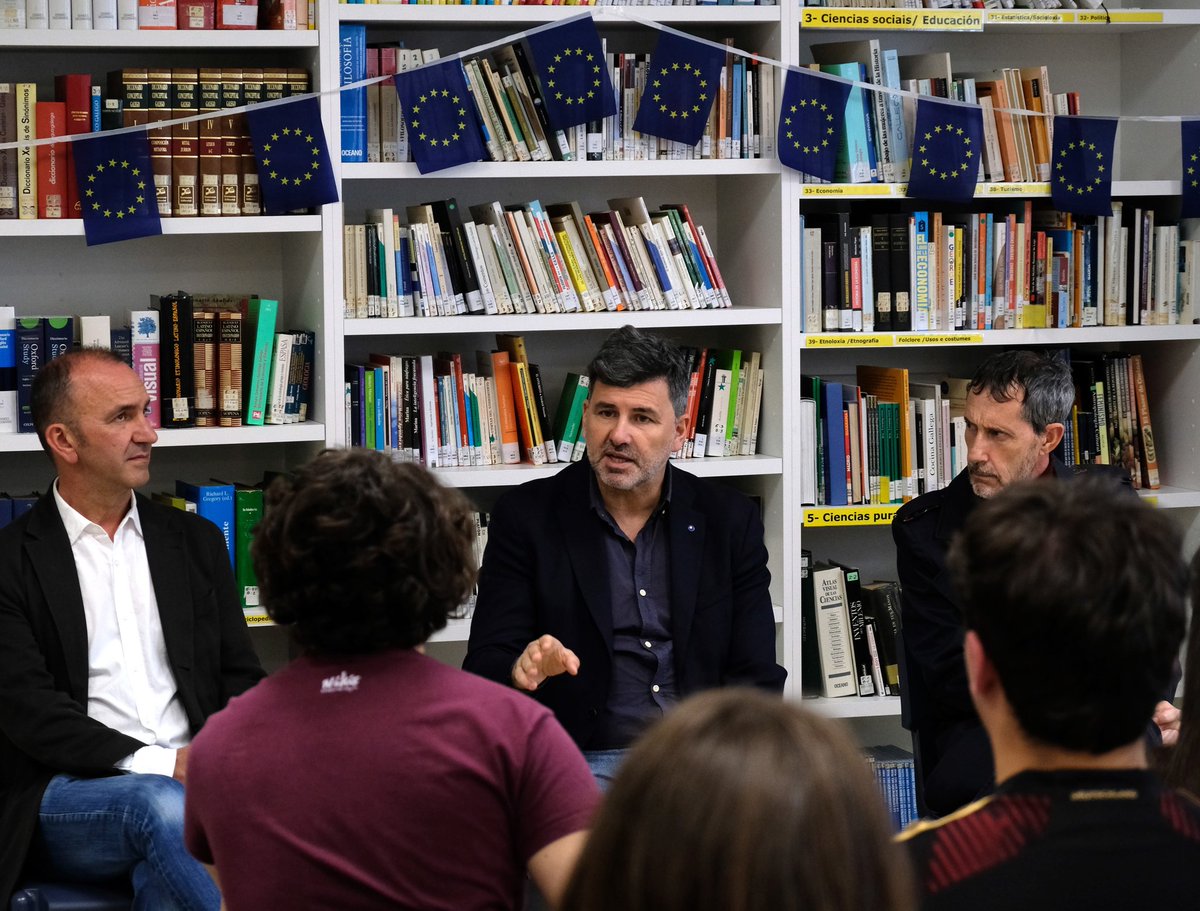 nicogoncas's tweet photo. 📅 9 de maio | Día de Europa 🇪🇺 O pasado tiven o pracer de compartir o Día de Europa no @iesmonelos da Coruña, unha Escola Embaixadora do Parlamento Europeo. 

Como eurodeputados, cremos na importancia de achegar Europa á comunidade educativa, colaborando na difusión do proxecto europeo e do traballo que realizamos no Parlamento Europeo.

Durante esta xornada, falamos sobre a necesidade de coidar a Democracia, de participar activamente e de construír Europa como un proxecto común baseado na Paz, a Solidariedade e a Diversidade.

📌 Algúns destes mozos e mozas visitarán Bruxelas esta semana para coñecer o Parlamento Europeo. ¡Agardo que logo poidan compartir a súa experiencia con moitos máis compañeiros/as!