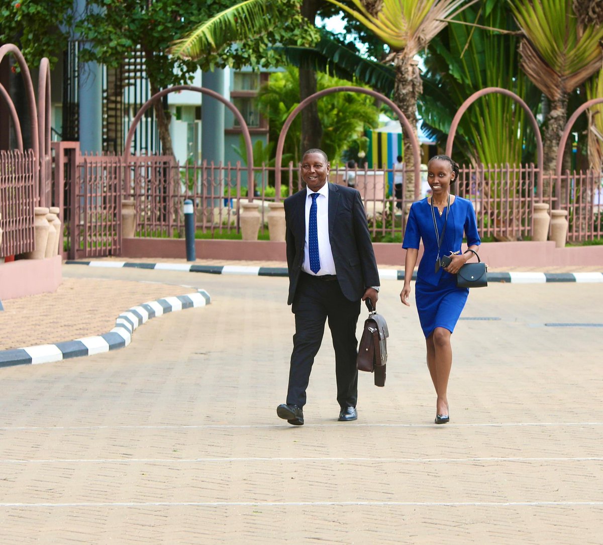 Prof. Adolf Mkenda Waziri wa Elimu, Sayansi na Teknolojia awasili katika Viwanja vya Bunge Jijini Dodoma akiwa ameambatana na binti yake Dkt. Pendo Mkenda.

Leo Mei 12, 2025 Prof. Mkenda anawasilisha Hotuba ya Bajeti ya Wizara ya Elimu, Sayansi na Teknolojia.