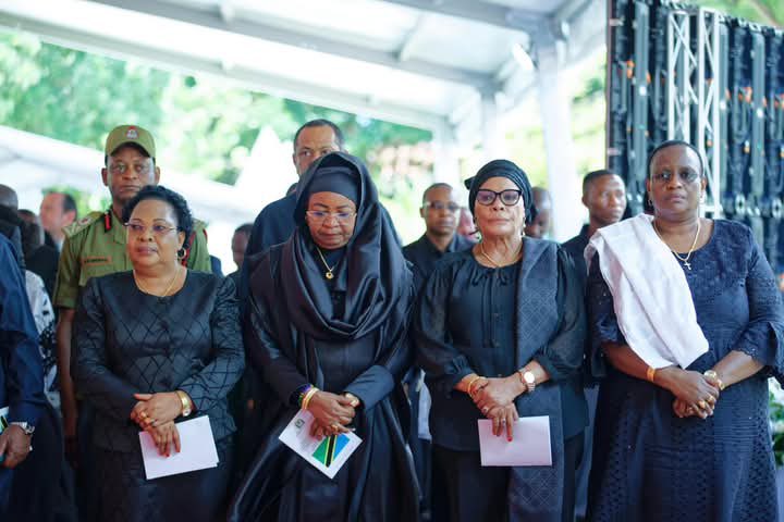 Nahisi sijachelewa….. Happy Mother’s Day kwenu wote Mama zangu. Watoto wenu Tunawapenda sana.