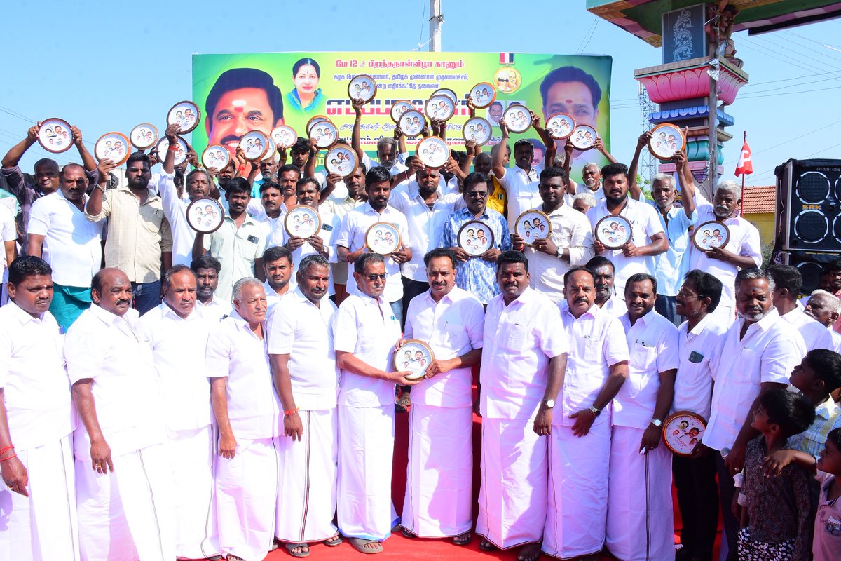 டெல்டா மாவட்டங்களை பாதுகாக்கப்பட்ட வேளாண் மண்டலமாக அறிவித்து,
விவசாயிகள் நலன் காத்த,
மாண்புமிகு கழகப் பொதுச் செயலாளர், புரட்சித் தமிழர் திரு. <a href="/EPSTamilNadu/">Edappadi K Palaniswami-SayYEStoWomenSafety&AIADMK</a>  அவர்களின் 71-வது பிறந்தநாள் விழாவினை முன்னிட்டு,
கரூர் தொழிற்பேட்டை வெற்றி விநாயகர் கோவிலில் மாவட்ட எம்.ஜி.ஆர். இளைஞர் அணி