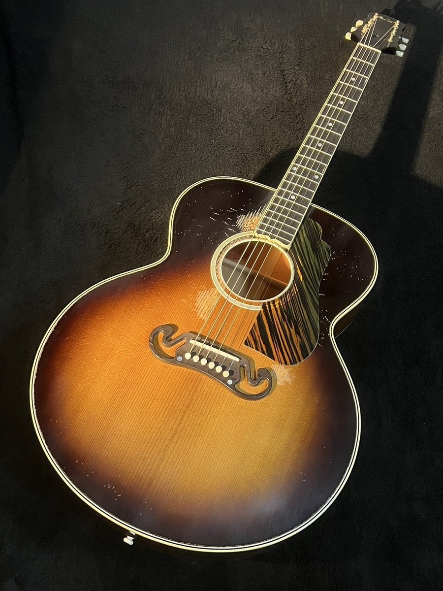 GCLUB_TOKYO's tweet image. 1939-1943と短期間の生産でヴィンテージ市場でも見かける機会の少ないSJ-100。Gibson CS Murphy Lab Collection Heavy Agedモデルとして復活！マホガニーSides &amp;amp; Backのジャンボボディはレアです！
shop.kurosawagakki.com/items/2913398
#gibson #murphylab #heavyaged #sj100 #ギブソン #アコギ #弾き語り