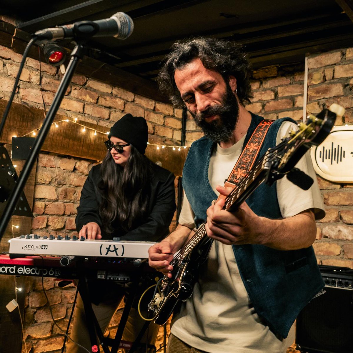 ArturiaTurkiye's tweet image. Sanatçıların, Arturia ürünlerini sahnede nasıl kullandığını öğrenmek ister misiniz? 👀

📸 #regram • IG/tellidavul ve #KeyLab Essential 49