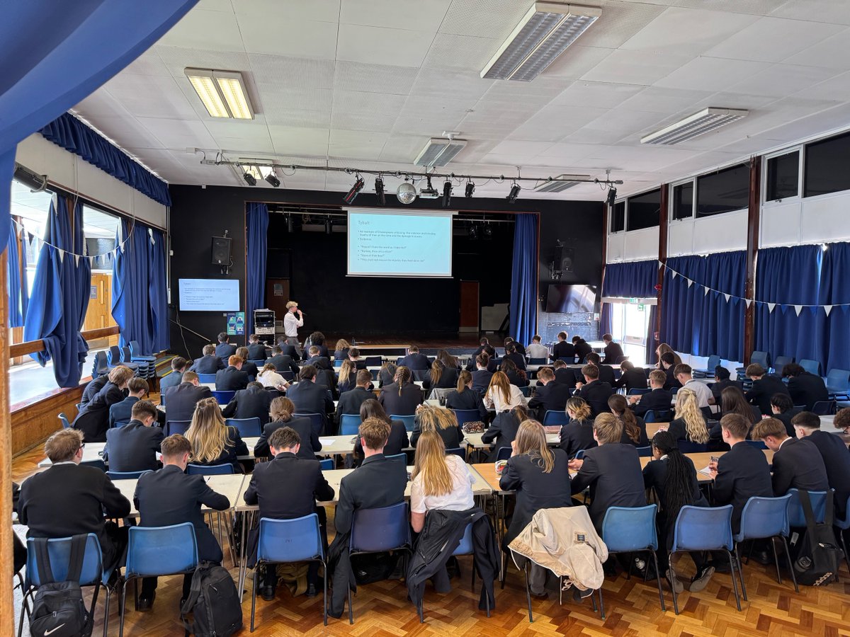 A packed hall for English in 30! We are so proud of you all. This is your #TimeToShine Year 11!
#FrieslandFamily