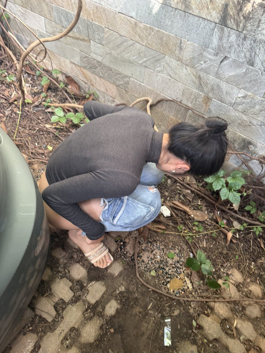 今天好刺激，带超模女朋友去关外一个高尔夫酒店，离市区开车要接近一个小时，路上把她憋坏了，一停好车就着急要找厕所，我就开玩笑说，就在车后拉呗。没想到！她居然同意！裤子一拉。果然女人在远离自己熟悉的地方的时候果然就放开了许多。所以，尽量带女人出门，出远门，最好出国玩。她会给你惊喜的。