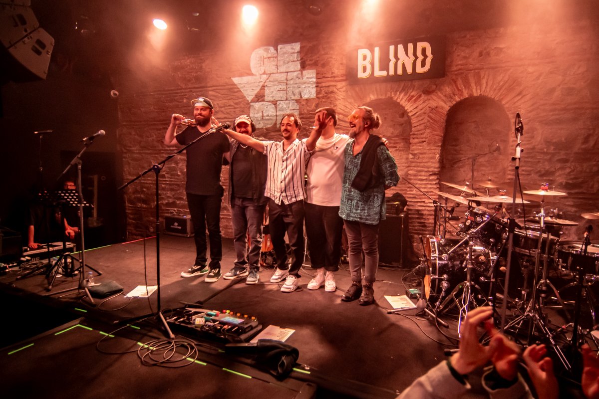 Yeni sesler ve yeni hisler peşinde bir yolculuk… Gevende Blind sahnesindeydi 🩵🎏