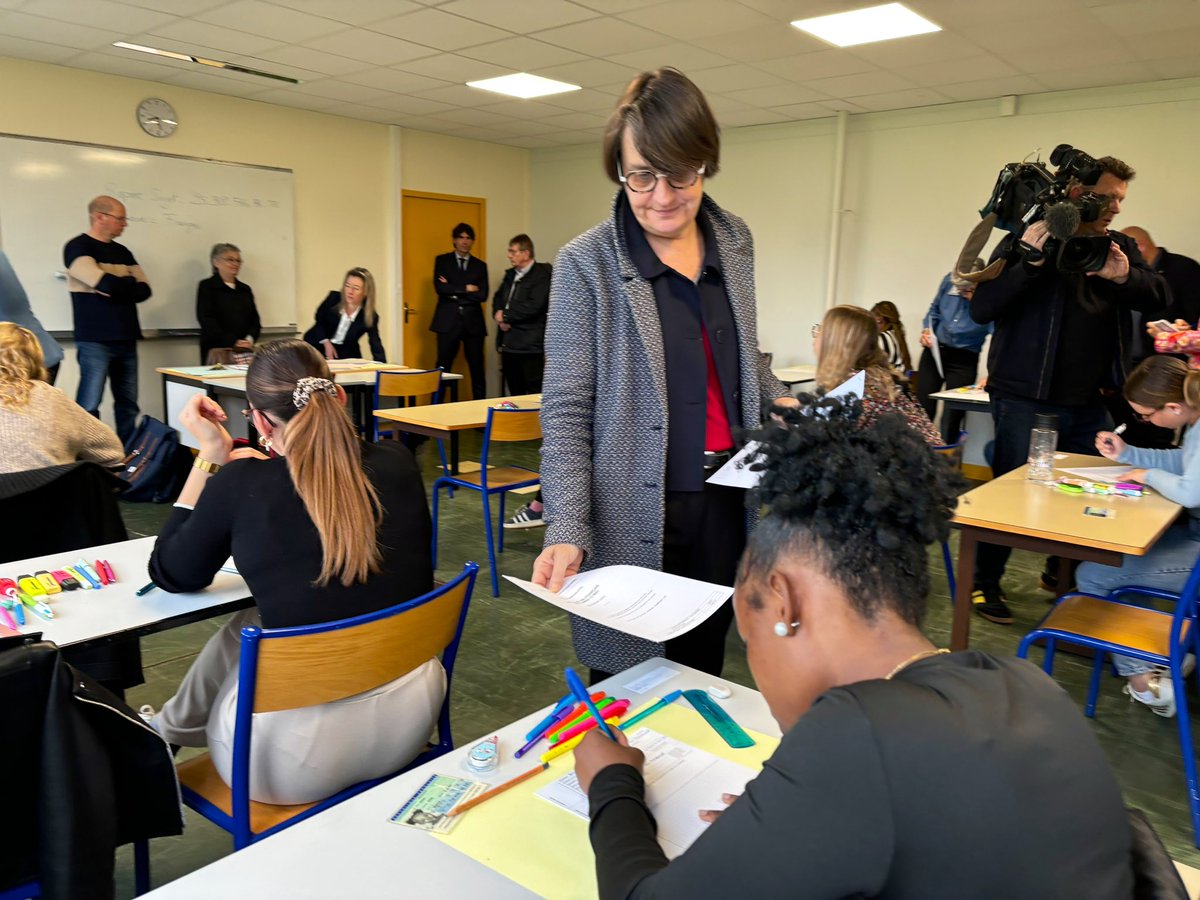acbesancon's tweet photo. 🎓 Lancement des épreuves du #BacPro2025 ce matin au lycée Jouffroy d’Abbans à Baume-les-Dames, en présence de la Rectrice.
🔹 3 278 candidats dans l’académie
🔹 Une édition marquée par le nouveau parcours personnalisé en terminale : insertion pro ou poursuite d’études. https://t.co/hCYbdVssDg