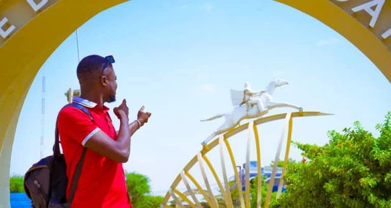 Carnet de voyage : Tombouctou, mon rêve d’un futur Dubaï au Mali🇲🇱 de Cheick Oumar Mariko à lire ici 👉shorturl.at/WUm6M
#Voyage #MaliTourisme #Tombouctou