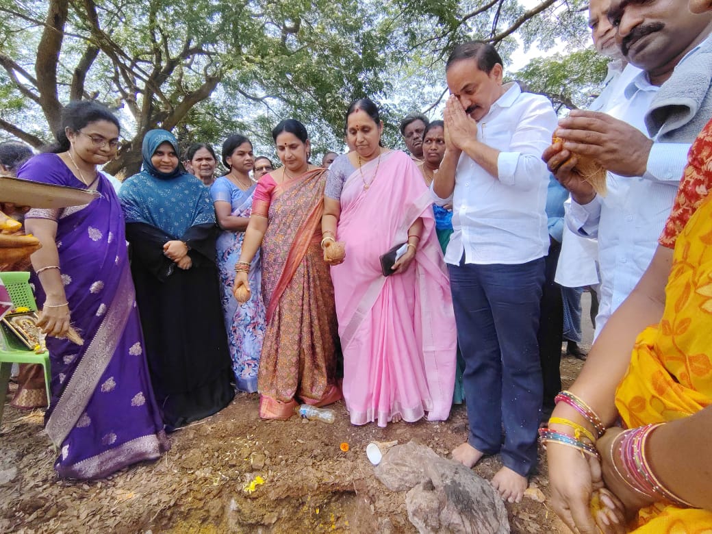mangalagiri_tdp's tweet photo. మంత్రి @naralokesh చొరవ తో ఈమని - దుగ్గిరాల రోడ్డుకు మహర్థశ
తొలగనున్న ఈమని గ్రామ ప్రజల కష్టాలు
2కోట్ల 86లక్షల రూపాయల వ్యయం తో 4 కిలోమీటర్ల రహదారి నిర్మాణ పనులను ప్రారంభించిన కూటమి నాయకులు
#NaraLokeshForMangalagiri
#ManaMangalagiriManaLokesh #NaraLokesh #Emani #Duggirala https://t.co/Xa2GTnKjJ6