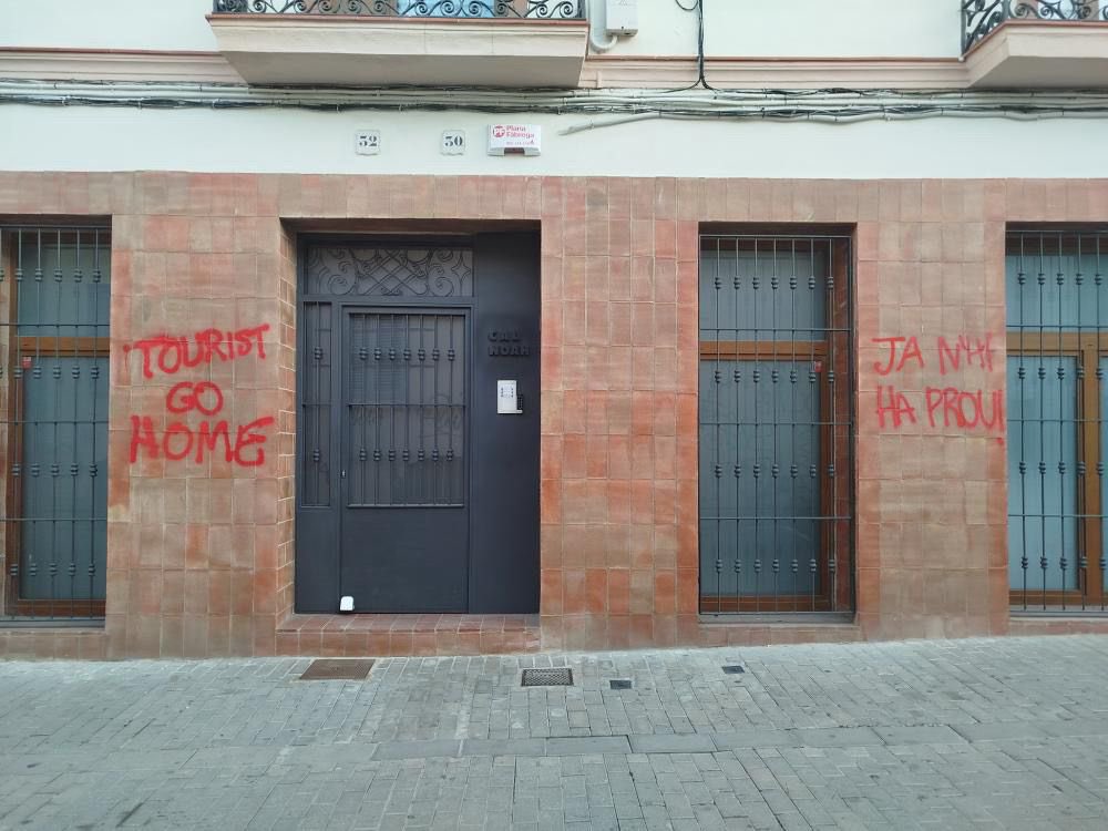 🔴 Diverses pintades amb el missatge ‘Tourists go home’ han aparegut a façanes de pisos turístics de Dalt la Vila. El casc antic de #Badalona és un dels que concentra més allotjaments turístics de la ciutat.