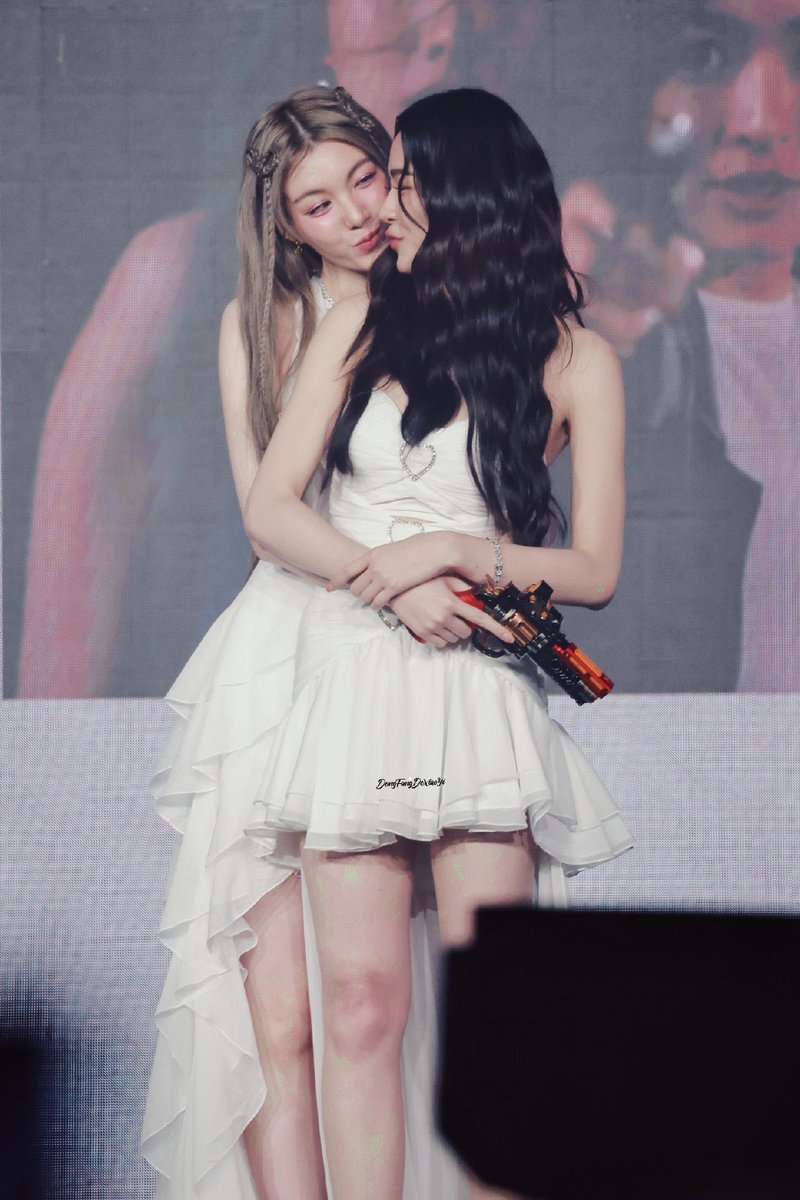 เชื่อคำนี้ไหมคะ ไม่ว่าจะห่างไกลกันแค่ไหน ต่างที่ต่างเวลา ห่างกันหลายไมล์ทะเล แต่สุดท้าย โชคชะตานำพา พรหมลิขิตกลับพาพวกเขามาเจอกัน 💕

“เพราะ หลิงออม เกิดมาคู่กัน”

BORN IN LOVE WITH LINGORM
#LingOrm3rdFanmeetInHK
#LingOrm #หลิงออม