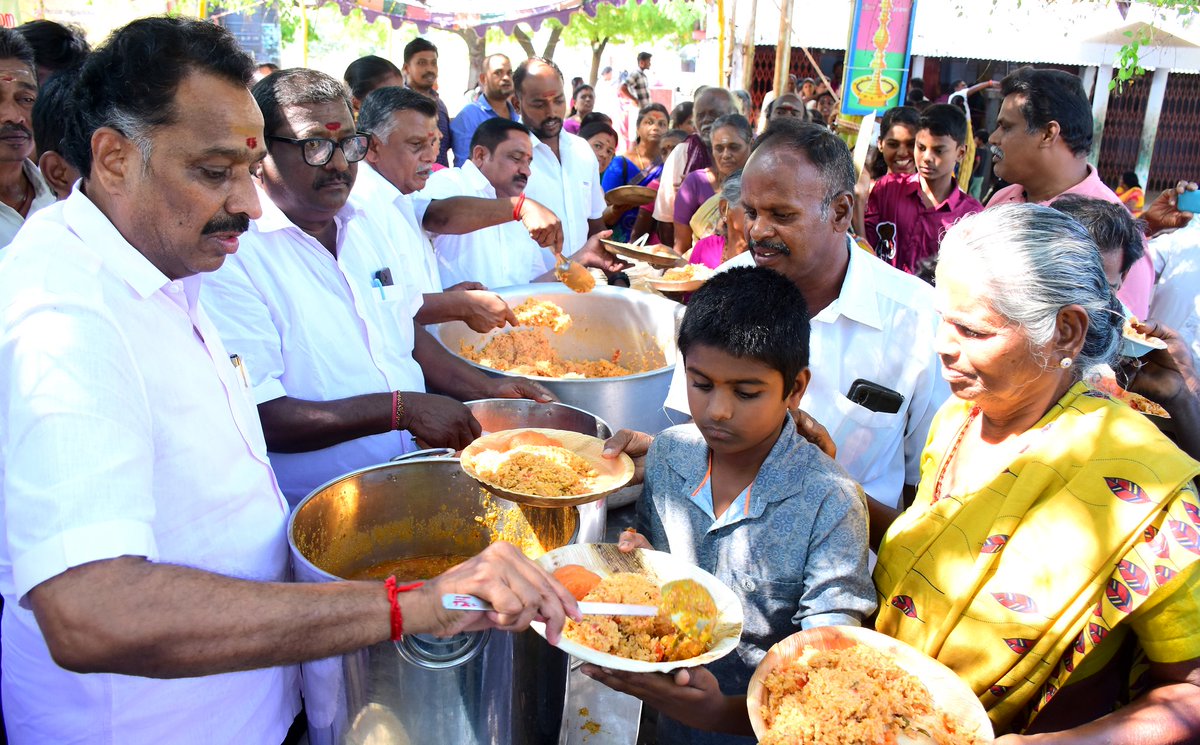 ஏழை பெண்களின் திருமணத்திற்கு தாலிக்கு தங்கத்துடன்,உதவித் தொகை வழங்கிய,மாண்புமிகு கழகப் பொதுச் செயலாளர், புரட்சித் தமிழர் திரு. <a href="/EPSTamilNadu/">Edappadi K Palaniswami-SayYEStoWomenSafety&AIADMK</a>  அவர்களின் 71-வது பிறந்தநாள் விழாவினை முன்னிட்டு,
தாந்தோன்றிமலை காளியம்மன் கோவிலில் கரூர் மாநகர தெற்கு பகுதி கழகத்தின் சார்பில் நடைபெற்ற
