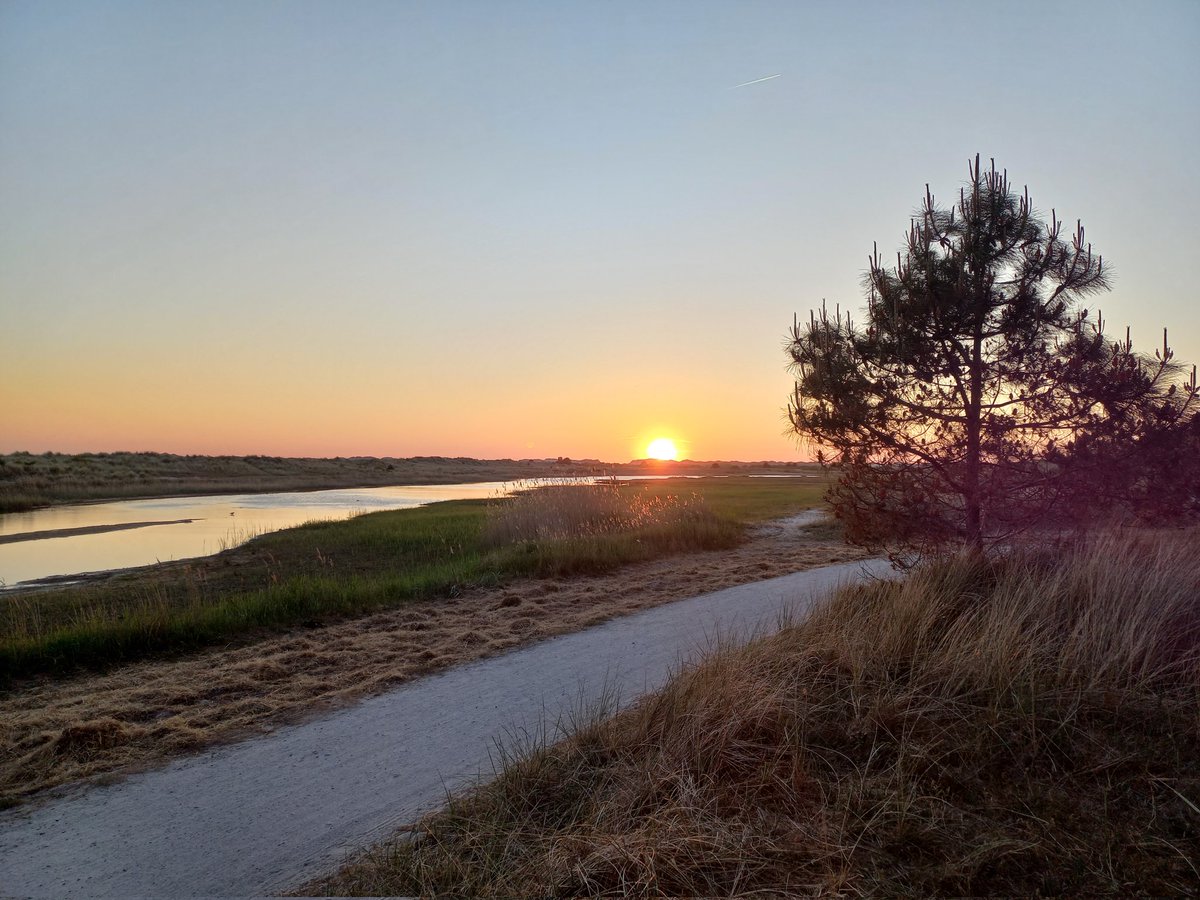 Zonsondergang gisteravond. 
Iedereen een hele mooie zonnige maandag gewenst. 
Vanmiddag weer naar huis, dan zitten de 10 dagen vakantie er weer op.