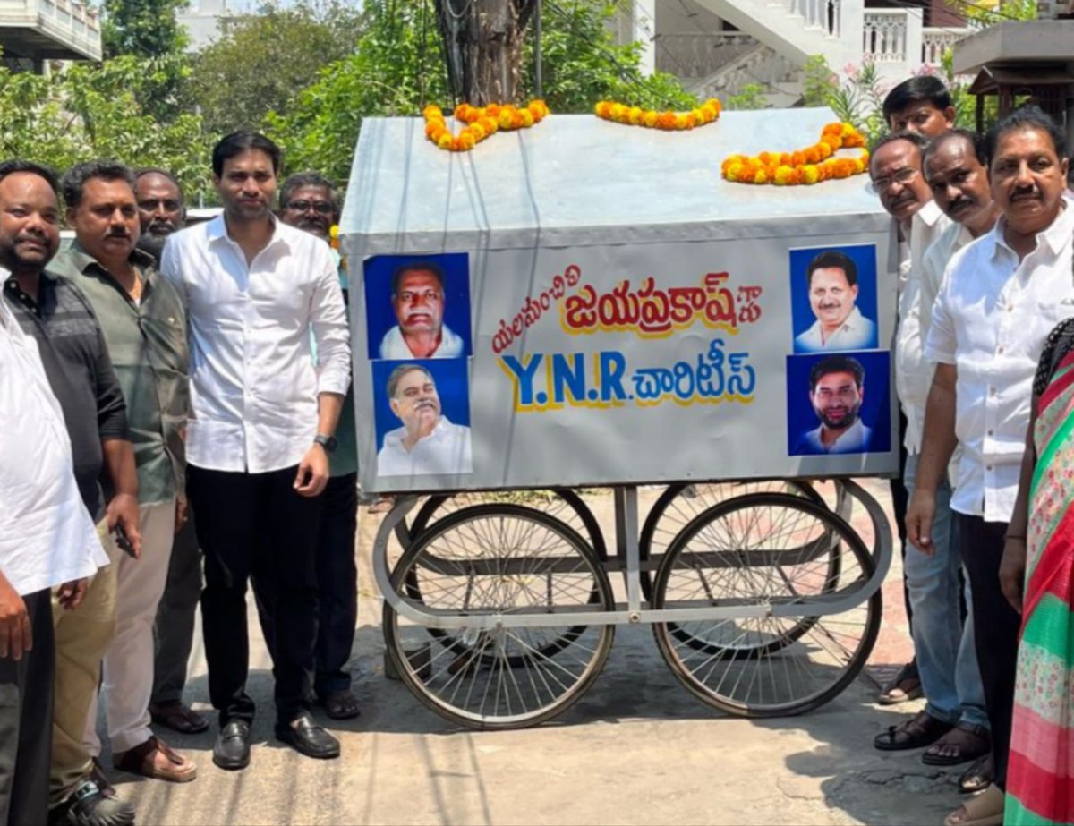 తూర్పు నియోజకవర్గ పరిధిలోని 9వ డివిజన్ కి చెందిన వెర్సిమల గోవింద్ గారి ఇస్త్రీ బండి మీద చెట్టు పడి ధ్వంసం అవ్వగా వారికి ఈ రోజు వై.యన్.ఆర్ చారిటబుల్ ట్రస్ట్ ద్వారా జీవనోపాధి నిమిత్తం రూ.25,000/- విలువ చేసే ఇస్త్రీ బండిని ఎన్టీఆర్ జిల్లా వైసీపీ అద్యక్షులు,తూర్పు నియోజకవర్గ ఇంచార్జ్