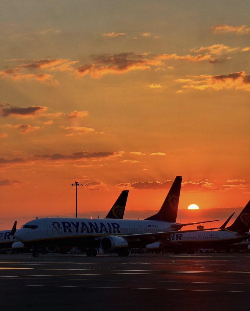 Lots of sunny weather in Dublin over the past few days. It made for some spectacular sunsets on the airfield 

📸 Ian Ryan