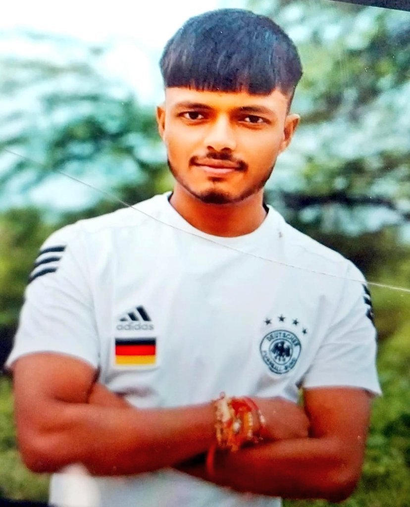 Rajesh Sahu (@askrajeshsahu) on Twitter photo рдмреБрд▓рдВрджрд╢рд╣рд░ рдХреА рдПрдХ рдЦрдмрд░ рдмреЗрд╣рдж рдорд╛рд░реНрдорд┐рдХ рд╣реИред рдпрд╣рд╛рдВ рдПрдХ рд▓рдбрд╝рдХреА рдШрд░ рд╕реЗ рднрд╛рдЧ рдЧрдИред рдкрд░рд┐рдЬрдиреЛрдВ рдиреЗ рдорд╛рдорд▓рд╛ рджрд░реНрдЬ рдХрд░рд╡рд╛рдпрд╛ред рдкрдбрд╝реЛрд╕ рдХреЗ рд╣реА рдПрдХ рд▓рдбрд╝рдХреЗ рдкрд░ рдЕрдкрд╣рд░рдг рдХрд╛ рдЖрд░реЛрдк рд▓рдЧрд╛рдпрд╛ред рдкреБрд▓рд┐рд╕ рд▓рдбрд╝рдХреЗ рдХреЗ рдШрд░ рдкрд╣реБрдВрдЪреАред рдЕрд▓рдЧ-рдЕрд▓рдЧ рдЬрдЧрд╣реЛрдВ рдкрд░ рджрдмрд┐рд╢ рджреАред рд▓рдбрд╝рдХрд╛ рднрд╛рдЧрд╛-рднрд╛рдЧрд╛ рдлрд┐рд░ рд░рд╣рд╛ рдерд╛ред рдПрдХ рджрд┐рди рдЙрд╕рдиреЗ рдлрд╛рдВрд╕реА рд▓рдЧрд╛рдХрд░ рдЬрд╛рди рджреЗ рджреАред
рдШрдЯрдирд╛ рдХреЗ рдХрд░реАрдм 10 рджрд┐рди рдмрд╛рдж рдмреБрд▓рдВрджрд╢рд╣рд░ рдХреА рдПрдХ рдЦрдмрд░ рдмреЗрд╣рдж рдорд╛рд░реНрдорд┐рдХ рд╣реИред рдпрд╣рд╛рдВ рдПрдХ рд▓рдбрд╝рдХреА рдШрд░ рд╕реЗ рднрд╛рдЧ рдЧрдИред рдкрд░рд┐рдЬрдиреЛрдВ рдиреЗ рдорд╛рдорд▓рд╛ рджрд░реНрдЬ рдХрд░рд╡рд╛рдпрд╛ред рдкрдбрд╝реЛрд╕ рдХреЗ рд╣реА рдПрдХ рд▓рдбрд╝рдХреЗ рдкрд░ рдЕрдкрд╣рд░рдг рдХрд╛ рдЖрд░реЛрдк рд▓рдЧрд╛рдпрд╛ред рдкреБрд▓рд┐рд╕ рд▓рдбрд╝рдХреЗ рдХреЗ рдШрд░ рдкрд╣реБрдВрдЪреАред рдЕрд▓рдЧ-рдЕрд▓рдЧ рдЬрдЧрд╣реЛрдВ рдкрд░ рджрдмрд┐рд╢ рджреАред рд▓рдбрд╝рдХрд╛ рднрд╛рдЧрд╛-рднрд╛рдЧрд╛ рдлрд┐рд░ рд░рд╣рд╛ рдерд╛ред рдПрдХ рджрд┐рди рдЙрд╕рдиреЗ рдлрд╛рдВрд╕реА рд▓рдЧрд╛рдХрд░ рдЬрд╛рди рджреЗ рджреАред
рдШрдЯрдирд╛ рдХреЗ рдХрд░реАрдм 10 рджрд┐рди рдмрд╛рдж