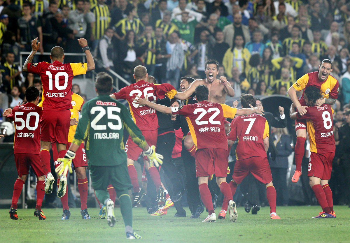 GalatasaraySK's tweet image. 📅 TARİHTE BUGÜN | 12.05.2012

🏆 18. şampiyonluğumuzu ilan edip, zaferimizi Kadıköy&apos;de kaldırdığımız kupayla taçlandırdığımız o gecenin üzerinden 13 yıl geçti. 

🦁 KARANLIKLAR İÇİNDEN GÜN DOĞAR YA ANİDEN... 💛❤️

#KadıköyHatırası