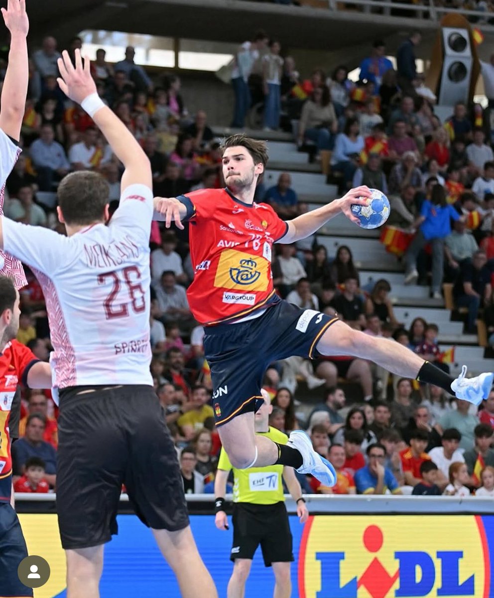 ¡Gran victoria de los #Hispanos 🏆 frente a Letoniaen el encuentro de ayer! 🇪🇸

💪🏼 Gracias a este triunfo, los nuestros se colocan primeros de grupo y estarán en el <a href="/ehfeuro/">EHF EURO</a> 👏🏽🤩 ¡A por todas! 🙌🏽 

📸 <a href="/rfebalonmano/">RFEBalonmano</a> | J.L. Recio