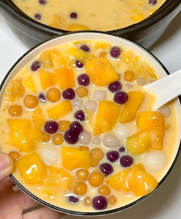 ailuqiao123's tweet image. Chewy taro balls and small glutinous rice balls! Paired with sweet mangoes and rich coconut milk, one bite is simply a burst of satisfaction!
#DessertDelight #ChewyTreats #Foodies
