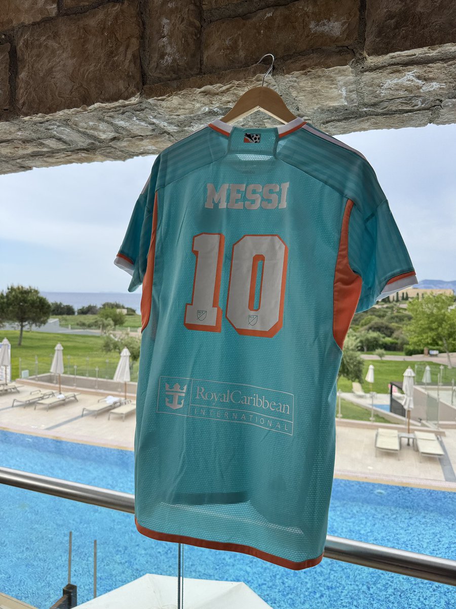 madsean86's tweet image. Perfect holiday shirts, who disagrees?