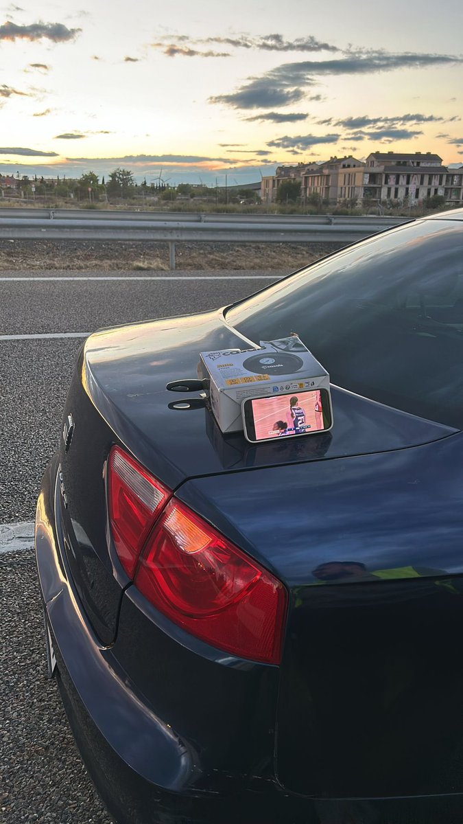 FRBoston's tweet image. Bueno…. Pues ayer pinchamos de camino a  ver la final …@casademontBZ - @valenciabasket  y llegamos a ver el último cuarto.  Una pena…. Aún así ambientazo y temporadon de las chicas.