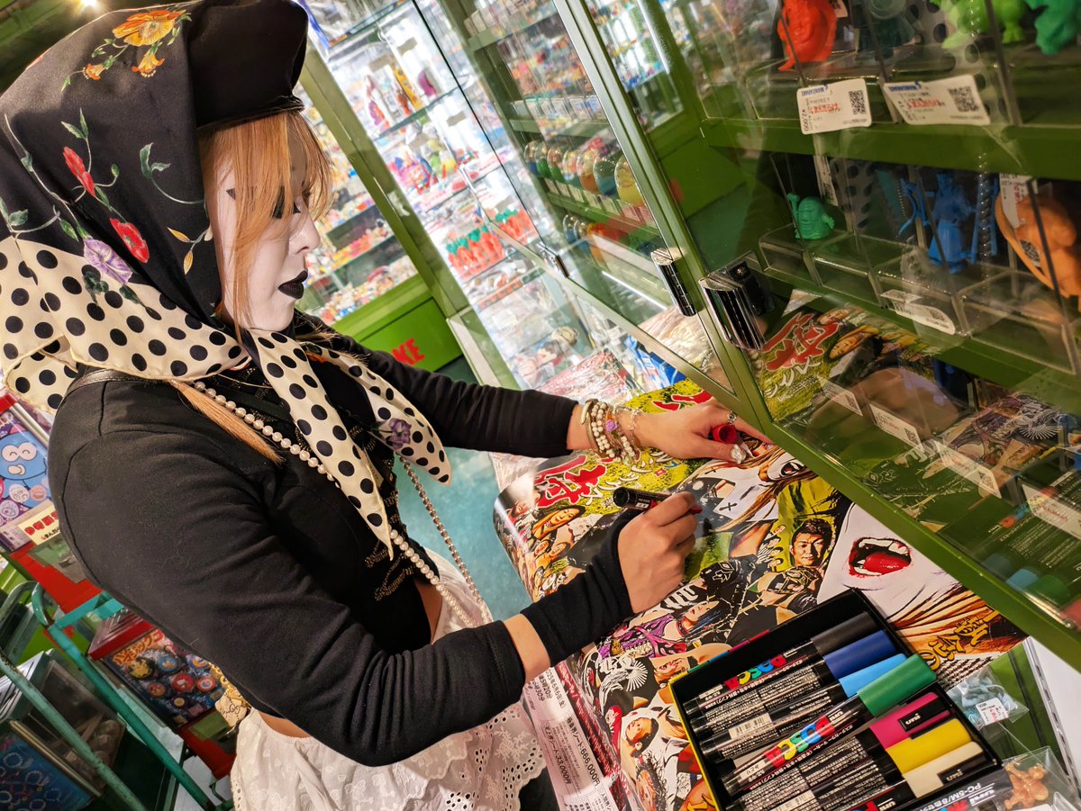 本日、中野店にラム会長がご来店くださり、なんと「666後楽園ホール大会」のフライヤー＆ポスターを手渡しでいただきました😍

さらに‼︎ポスターにはラム会長直筆サインまで🥺

ポスター展示&amp;フライヤー配布は明日より中野店2階ミクロ館にて開始いたします！

数に限りがございますのでお早めに💨