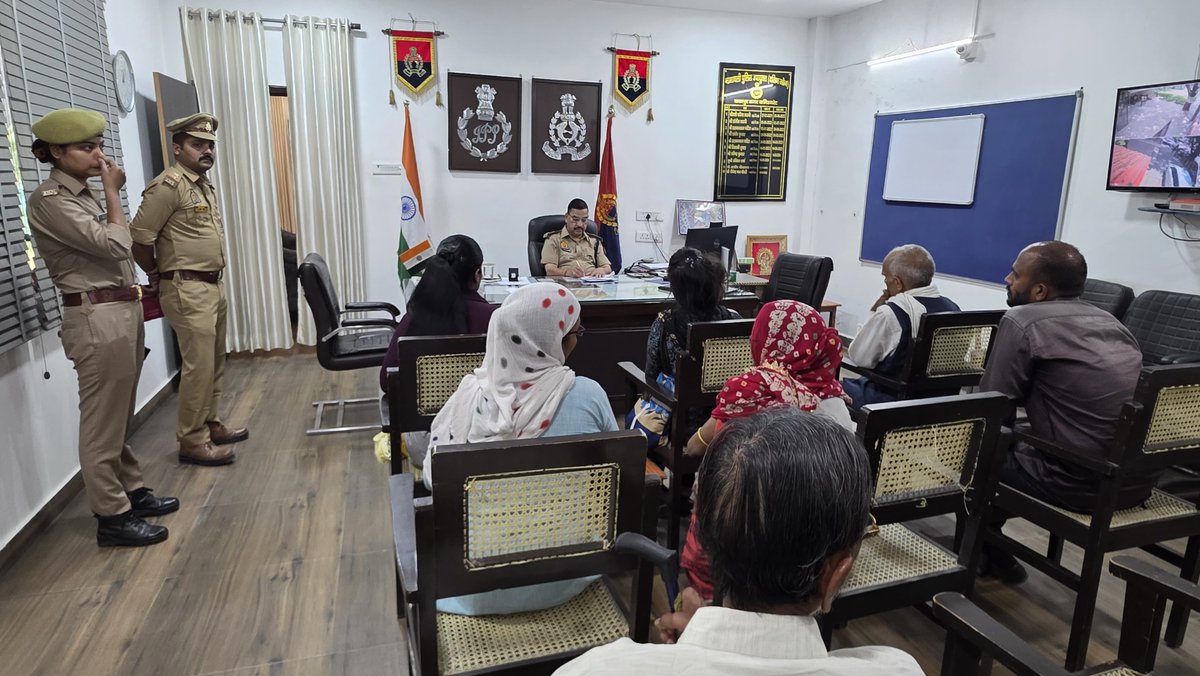 POLICE COMMISSIONERATE KANPUR NAGAR (@kanpurnagarpol) on Twitter photo рдЖрдЬ рджрд┐рдирд╛рдВрдХ-12.05.2025 рдХреЛ рдкреБрд▓рд┐рд╕ рдЙрдкрд╛рдпреБрдХреНрдд рджрдХреНрд╖рд┐рдг рд╢реНрд░реА рджреАрдкреЗрдВрджреНрд░ рдирд╛рде рдЪреМрдзрд░реА рджреНрд╡рд╛рд░рд╛ рдЕрдкрдиреЗ рдХрд╛рд░реНрдпрд╛рд▓рдп рдкрд░ рдЬрди-рд╕реБрдирд╡рд╛рдИ рдХреАред рдЬрди-рд╕реБрдирд╡рд╛рдИ рдХреЗ рджреМрд░рд╛рди рдЖрдордЬрди рдХреА рд╕рдорд╕реНрдпрд╛рдУрдВ рдХреЛ рд╕реБрдирд╛ рдФрд░ рдЙрдирдХреЗ рд╕рдорд╛рдзрд╛рди рд╣реЗрддреБ рд╕рдВрдмрдВрдзрд┐рдд рдХреЛ рдЖрд╡рд╢реНрдпрдХ рджрд┐рд╢рд╛ рдирд┐рд░реНрджреЗрд╢ рджрд┐рдПред
тЮбя╕П рдЬрди рд╢рд┐рдХрд╛рдпрддреЛрдВ рдХреЛ рдкреНрд░рд╛рдердорд┐рдХрддрд╛ рдХреЗ рдЖрдзрд╛рд░ рдкрд░ рд╕реБрдирд╛ рдЧрдпрд╛ рдФрд░ рд╕рдВрдмрдВрдзрд┐рдд рдЕрдзрд┐рдХрд╛рд░рд┐рдпреЛрдВ рдЖрдЬ рджрд┐рдирд╛рдВрдХ-12.05.2025 рдХреЛ рдкреБрд▓рд┐рд╕ рдЙрдкрд╛рдпреБрдХреНрдд рджрдХреНрд╖рд┐рдг рд╢реНрд░реА рджреАрдкреЗрдВрджреНрд░ рдирд╛рде рдЪреМрдзрд░реА рджреНрд╡рд╛рд░рд╛ рдЕрдкрдиреЗ рдХрд╛рд░реНрдпрд╛рд▓рдп рдкрд░ рдЬрди-рд╕реБрдирд╡рд╛рдИ рдХреАред рдЬрди-рд╕реБрдирд╡рд╛рдИ рдХреЗ рджреМрд░рд╛рди рдЖрдордЬрди рдХреА рд╕рдорд╕реНрдпрд╛рдУрдВ рдХреЛ рд╕реБрдирд╛ рдФрд░ рдЙрдирдХреЗ рд╕рдорд╛рдзрд╛рди рд╣реЗрддреБ рд╕рдВрдмрдВрдзрд┐рдд рдХреЛ рдЖрд╡рд╢реНрдпрдХ рджрд┐рд╢рд╛ рдирд┐рд░реНрджреЗрд╢ рджрд┐рдПред
тЮбя╕П рдЬрди рд╢рд┐рдХрд╛рдпрддреЛрдВ рдХреЛ рдкреНрд░рд╛рдердорд┐рдХрддрд╛ рдХреЗ рдЖрдзрд╛рд░ рдкрд░ рд╕реБрдирд╛ рдЧрдпрд╛ рдФрд░ рд╕рдВрдмрдВрдзрд┐рдд рдЕрдзрд┐рдХрд╛рд░рд┐рдпреЛрдВ