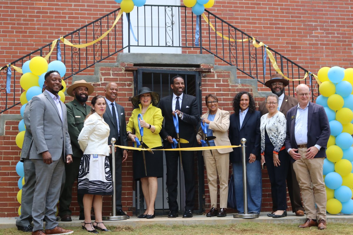 SpelmanPres's tweet image. On April 28, we joined @WFFAtlanta to celebrate the restoration of 220 Sunset Ave and announce a powerful partnership. This historic Vine City home will offer deeply affordable housing and a path to homeownership for @SpelmanCollege faculty and staff. At Spelman, we believe our…