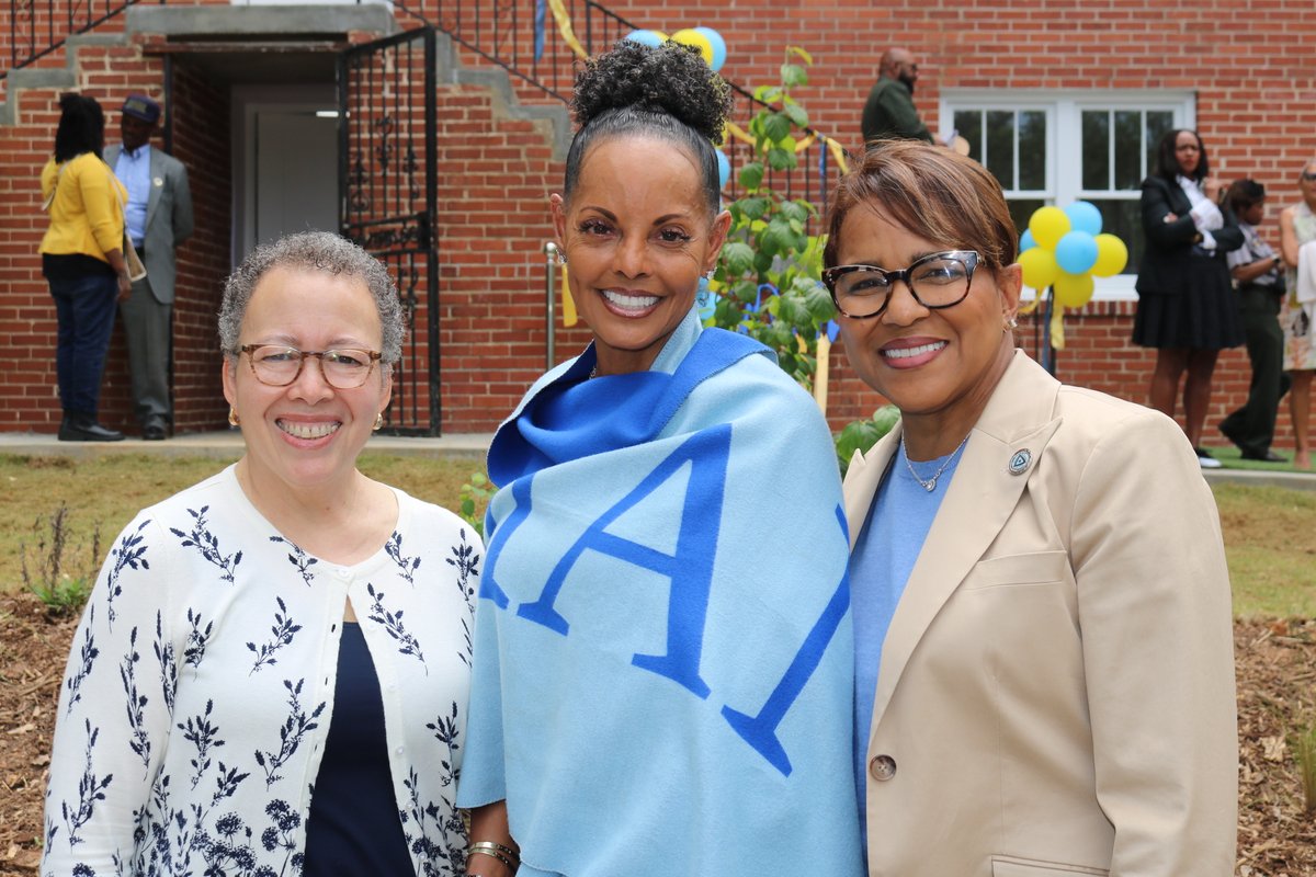 SpelmanPres's tweet image. On April 28, we joined @WFFAtlanta to celebrate the restoration of 220 Sunset Ave and announce a powerful partnership. This historic Vine City home will offer deeply affordable housing and a path to homeownership for @SpelmanCollege faculty and staff. At Spelman, we believe our…