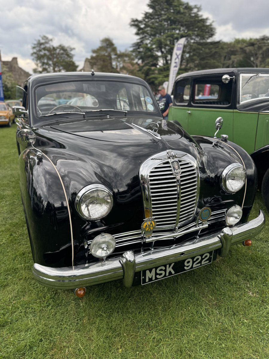 CllrLisaDymock's tweet image. This weekend I got to enjoy looking at the classic cars and eating Greek food at #Caldicotcastle #Monmouthshire