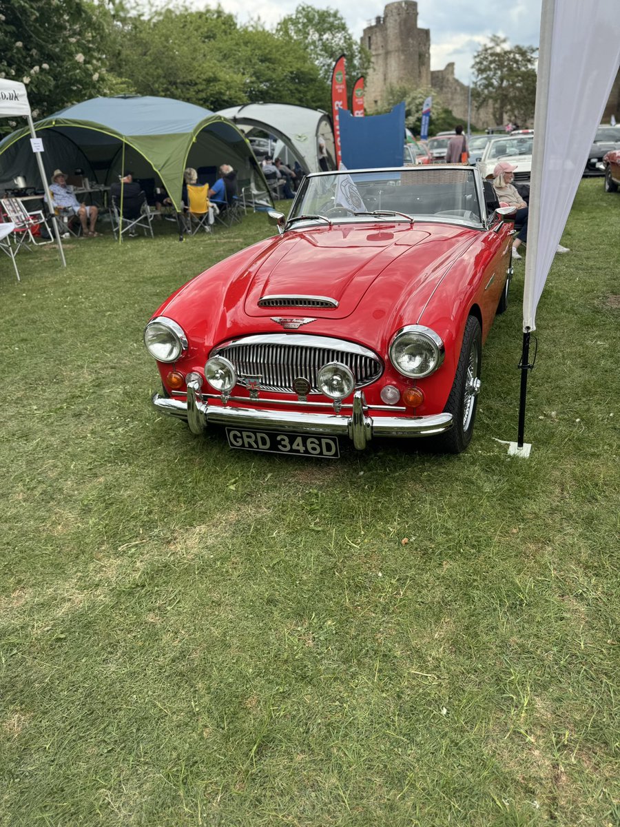 CllrLisaDymock's tweet image. This weekend I got to enjoy looking at the classic cars and eating Greek food at #Caldicotcastle #Monmouthshire