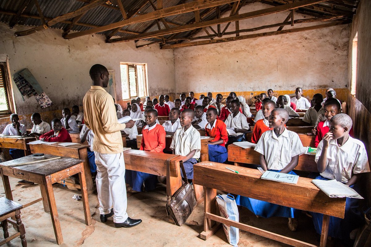 📍Laws alone can’t end child marriage. 📜 They must be backed by policy actions—education 🎓, health services 🏥, awareness 📣 &amp; community engagement. 42 countries have taken policy steps, but more must follow to truly protect girls 👧🏽. #EndChildMarriage: wrld.bg/a6fH50VALvc