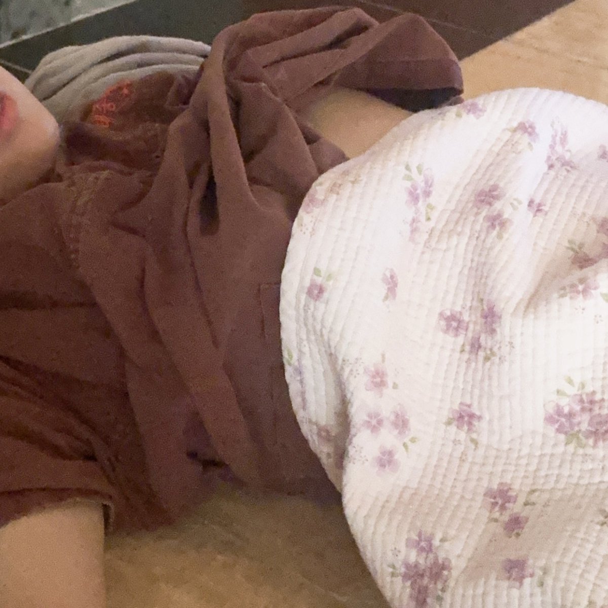 자는데 이러고 잤대 ㅋㅋㅋ
의도치 않았음 ㅋㅋㅋㅋ
더 올라갔음 좋앗을텐뎅