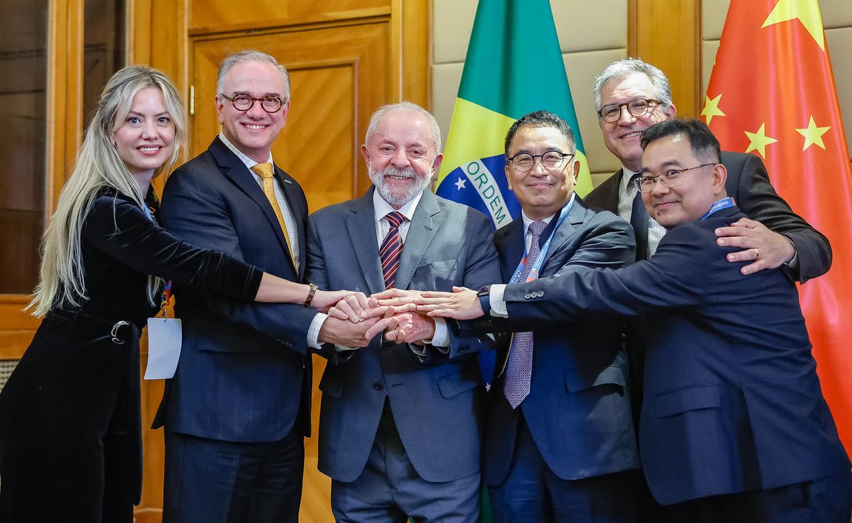 LulaOficial's tweet photo. Muito feliz com mais um evento importante aqui em Pequim para o fortalecimento da relação Brasil-China com a participação dos ministros @costa_rui e @padilhando.

Empresas chinesas da área da saúde assinaram uma série de memorandos de entendimento que irão garantir o aumento do acesso a exames e medicamentos para os brasileiros e brasileiras. 

Por meio desses acordos, os chineses e grupos brasileiros passarão a produzir em nosso país equipamentos de ressonância magnética, aceleradores nucleares, Raio X digital e Ultrassom portátil.

Equipamentos que chegarão a equipes de saúde, unidades básicas e unidades móveis ampliando o acesso aos exames e diagnósticos diretamente na ponta.

Também foram assinados memorandos  para a produção de novas vacinas no Brasil e de insumo estratégico para a produção de medicamentos.

Parcerias que incluem transferência de tecnologias chinesas para nossas empresas brasileiras. Demonstração da relação estratégica de confiança entre nossos dois países.

📸 @ricardostuckert